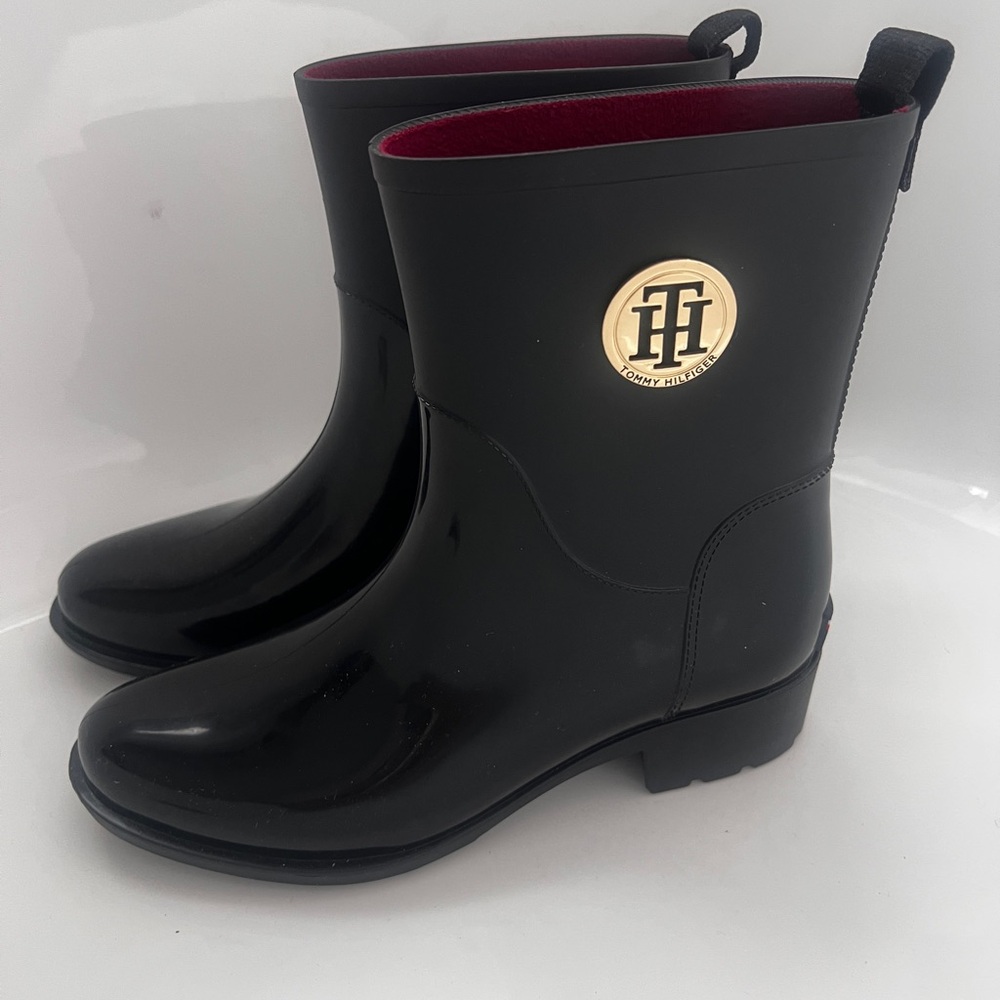 Tommy Hilfiger Glossy Black Rain Boots with Gold Emblem